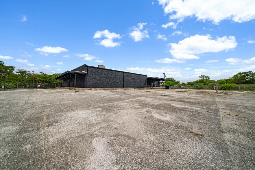 More Photos Of 7503 Harlow Dr, San Antonio Freestanding For Lease
