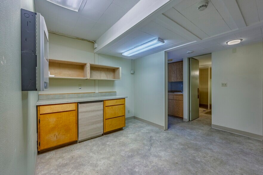 More Photos Of 210 NE Alder St, Toledo Office For Sale