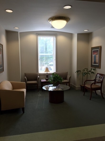 More Photos Of 24 W Chase St, Pensacola Office For Lease