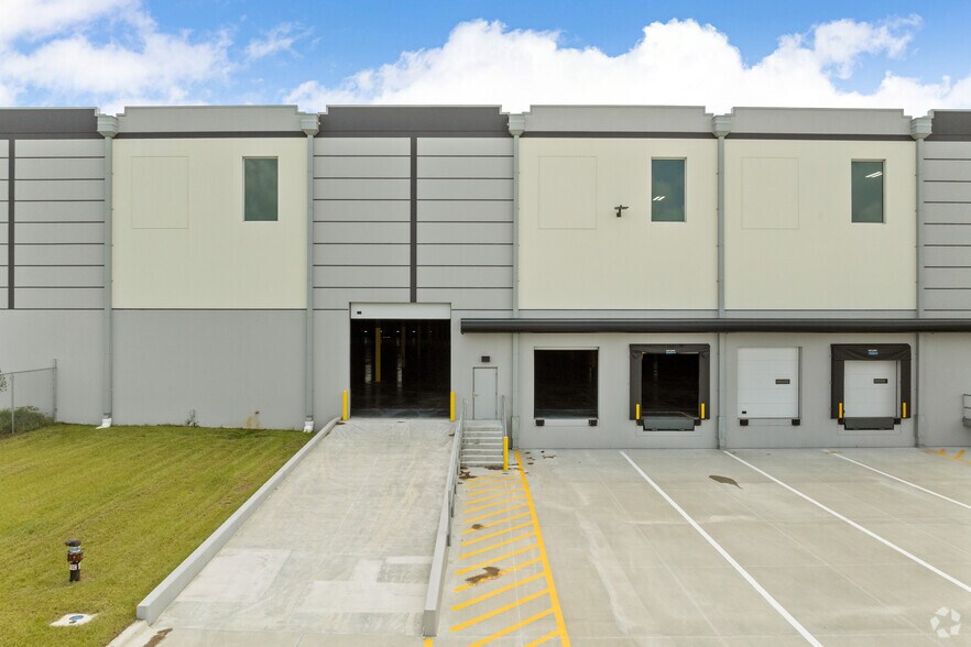 More Photos Of 700 S Kings Hwy, Fort Pierce Distribution For Lease