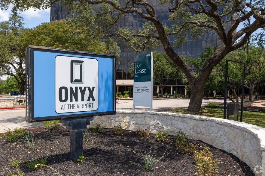 More Photos Of 8700 Tesoro Dr, San Antonio Office For Sale