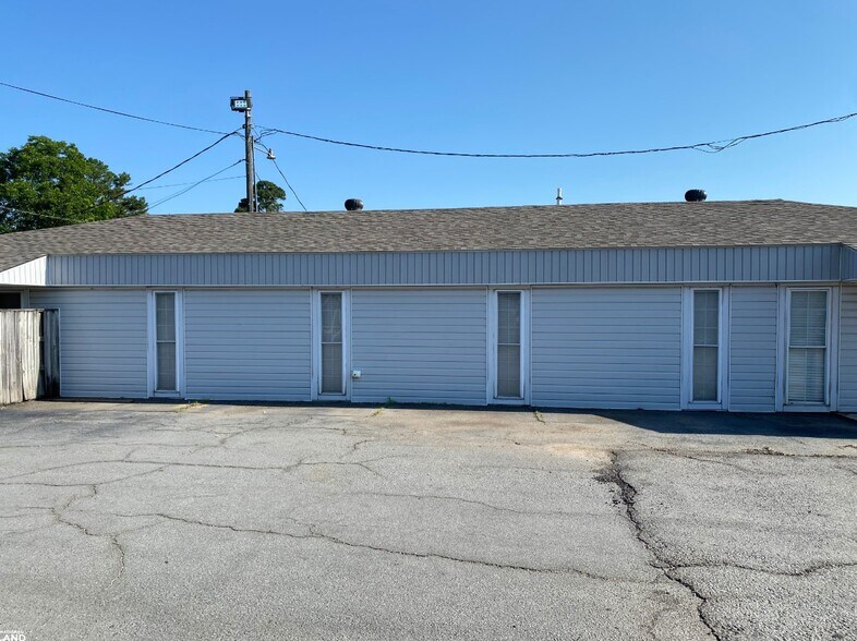 More Photos Of 1701 S Timber St, Stuttgart Office Residential For Sale