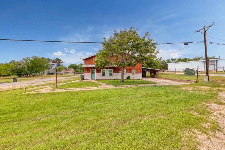 More Photos Of 805 N Magnolia Ave, Luling Flex For Sale