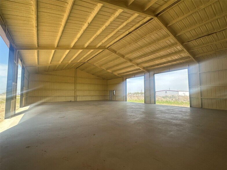 More Photos Of 200 Land of Goshen dr, Springtown Flex For Lease