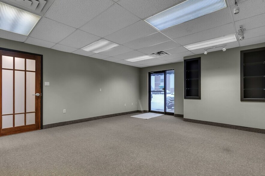 More Photos Of 590 Cataraqui Woods Dr, Kingston Flex For Sale