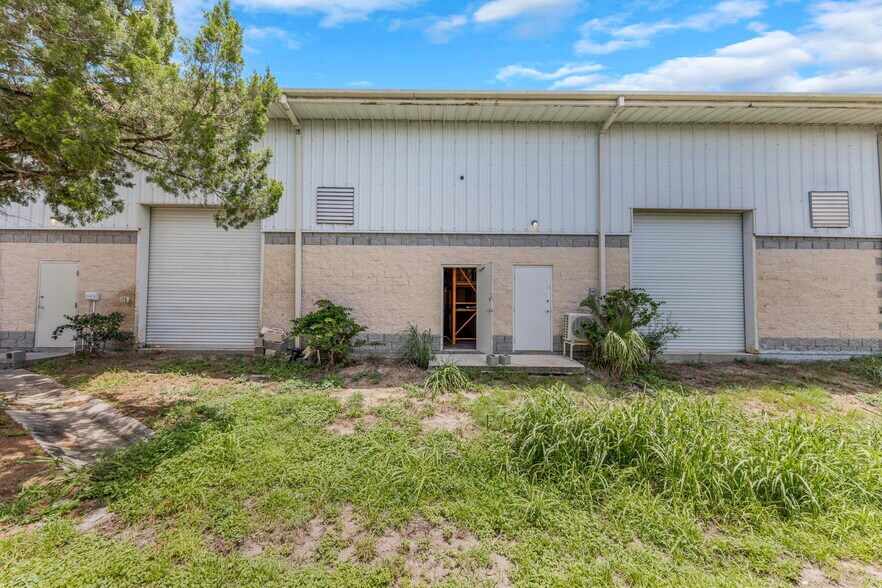 More Photos Of 565 Frederica Ln, Dunedin Warehouse For Lease