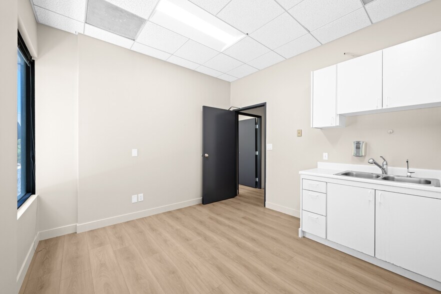 More Photos Of 24011 Ventura Blvd, Calabasas Medical For Lease