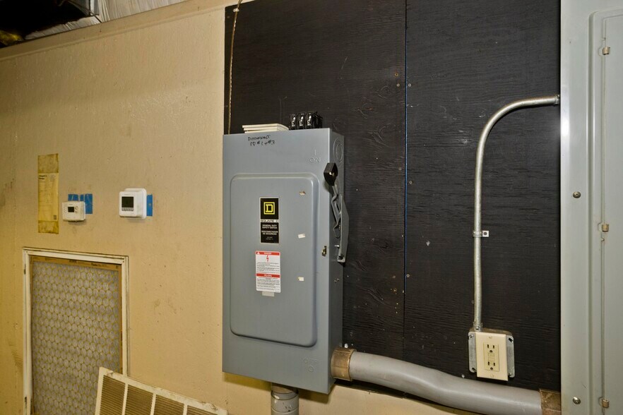 More Photos Of 16 Arthur St, Easthampton Warehouse For Sale