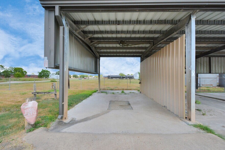 More Photos Of 1500 W Highway 6, Alvin Truck Terminal For Lease