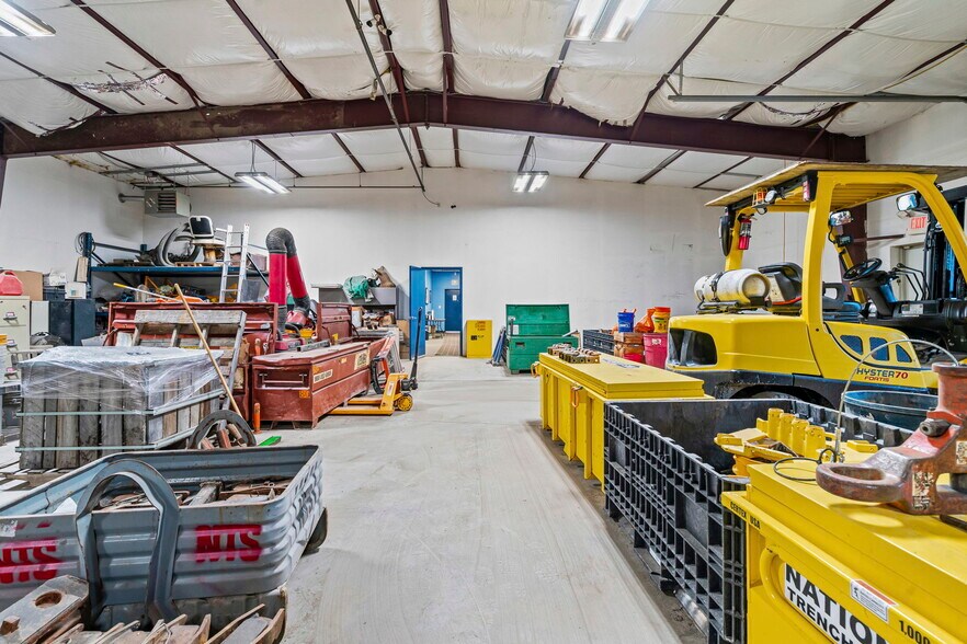 More Photos Of 8 Northway Ln, Latham Industrial For Lease