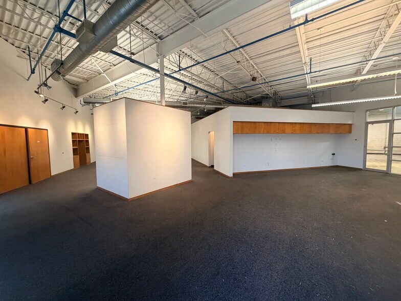 More Photos Of 9797-10161 E Admiral Pl, Tulsa Showroom For Lease