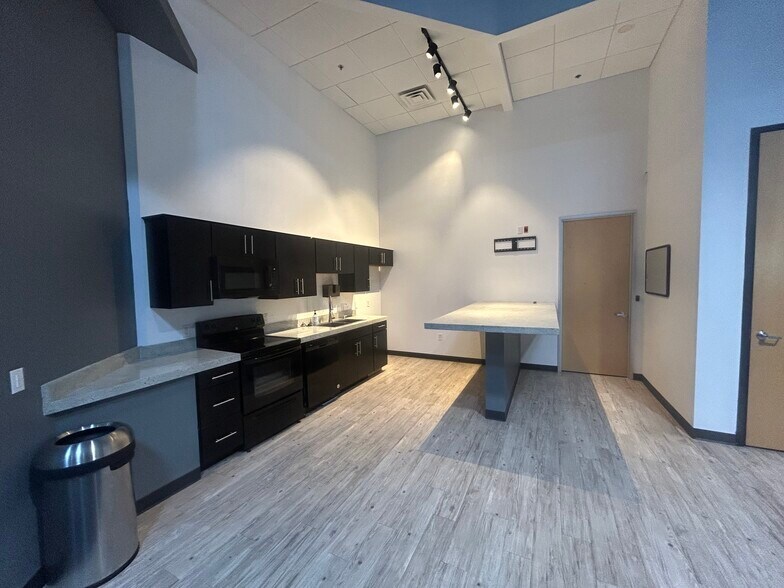 More Photos Of 8388 E Hartford Dr, Scottsdale Light Manufacturing For Lease
