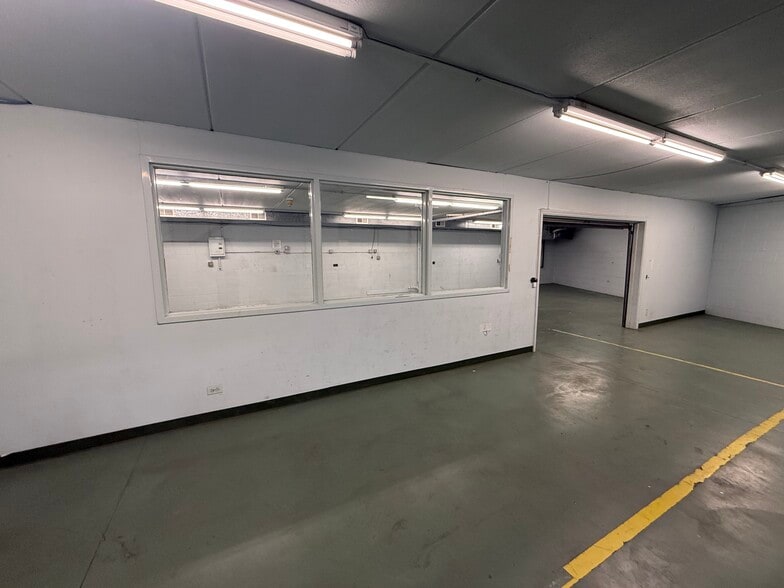 More Photos Of 1881 Industrial Dr, Libertyville Warehouse For Lease