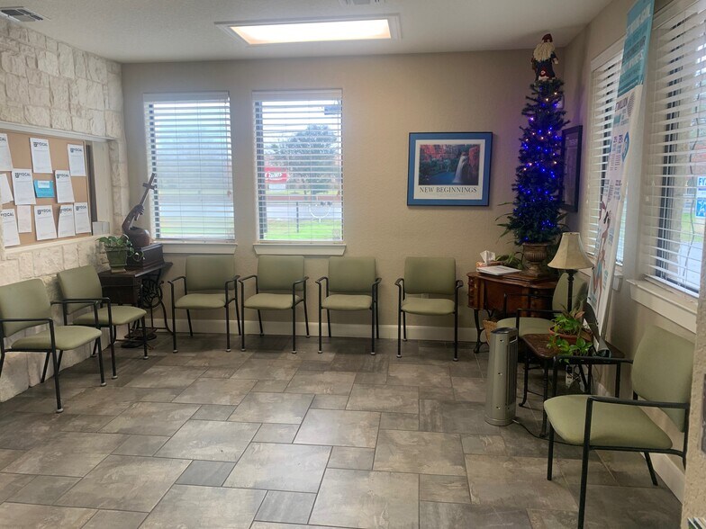 More Photos Of 1411 S Main St, Boerne Office For Lease