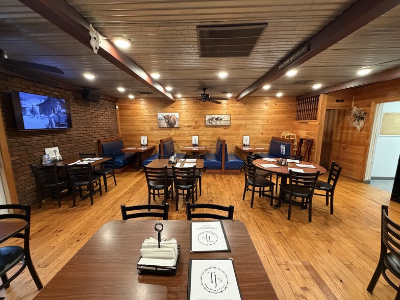More Photos Of 617 S Washington St, New Paris Bar For Sale
