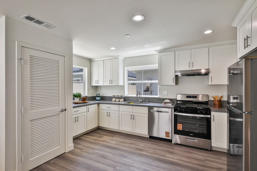 More Photos Of 6836 Whitman Ave, Van Nuys Multifamily For Sale
