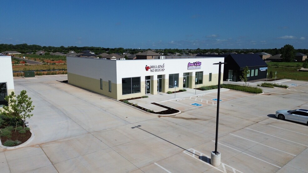 More Photos Of 2725-2801 S Mustang Rd, Yukon Storefront For Lease