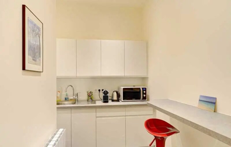 More Photos Of 62 Rue Ampère, Paris Office For Sale