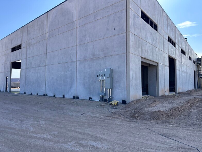 More Photos Of 3955 Aviator Dr, St George Warehouse For Lease