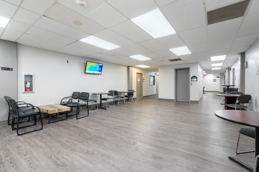 More Photos Of 2525 W Greenway Rd, Phoenix Medical For Lease