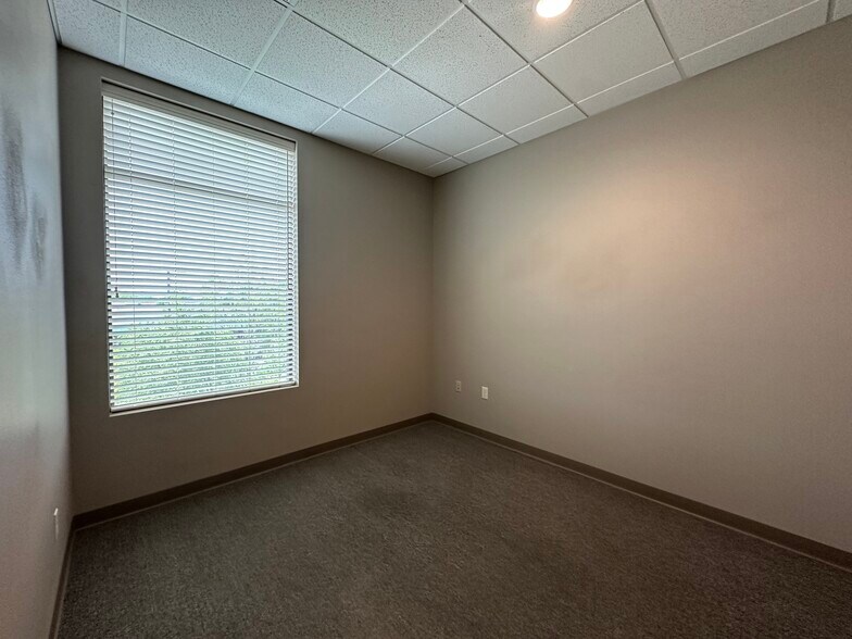 More Photos Of 673 Westbury Dr, Iowa City Storefront Retail Office For Sale