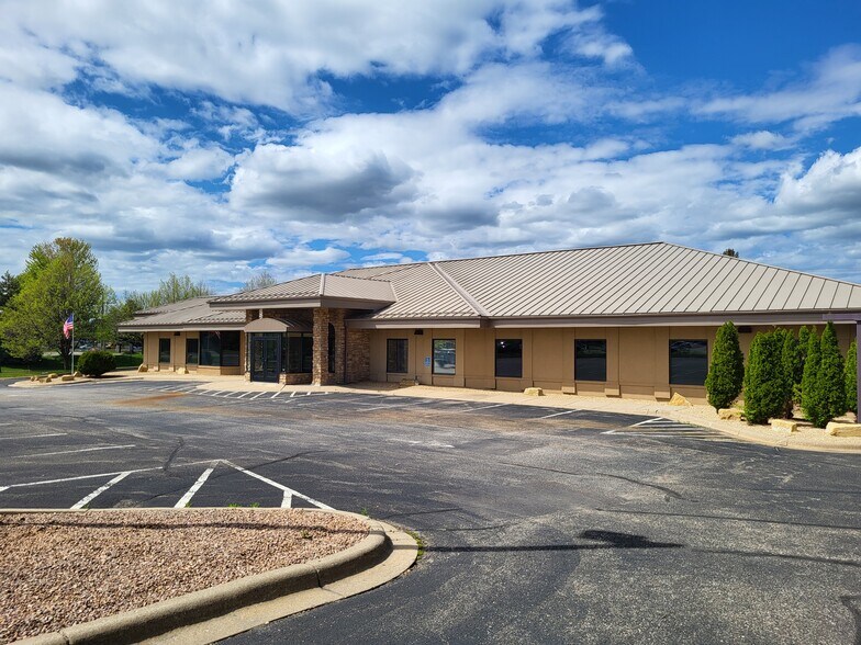 More Photos Of 525 Commons Dr, Woodbury General Retail For Lease