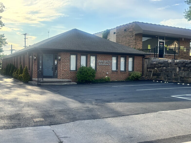More Photos Of 1011 N Broadway St, Knoxville Office For Lease