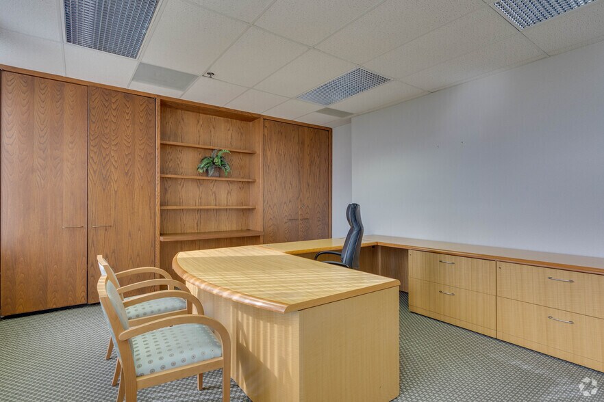 More Photos Of 2000 S Batavia Ave, Geneva Office For Lease