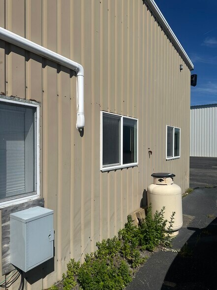 More Photos Of 10 Hangar Rd, Vineyard Haven Warehouse For Lease