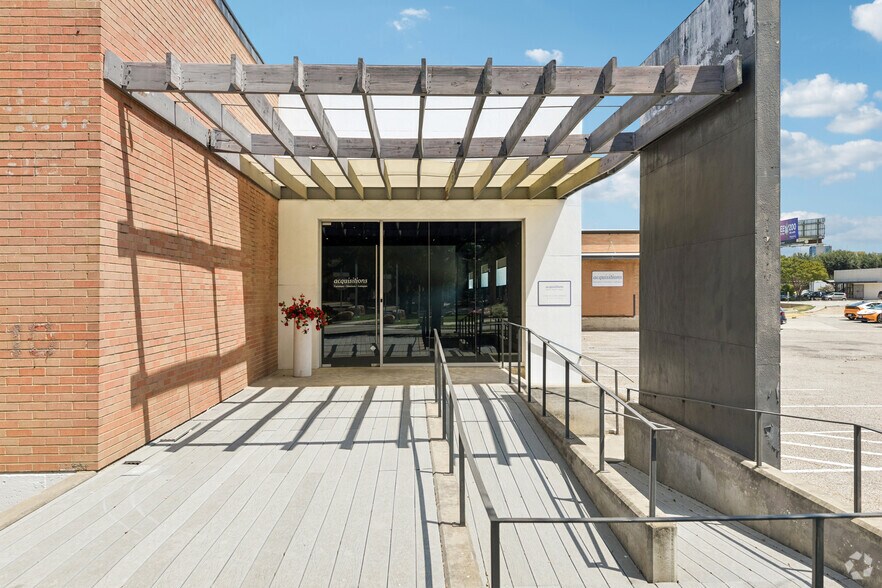 More Photos Of 1710 Hi Line Dr, Dallas Showroom For Lease
