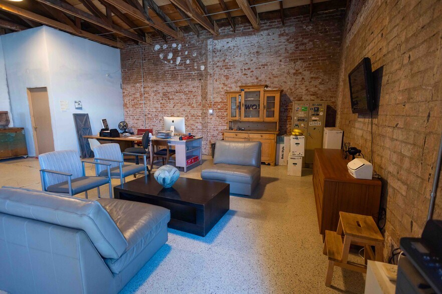 More Photos Of 718 W Polk St, Phoenix Manufacturing For Sale