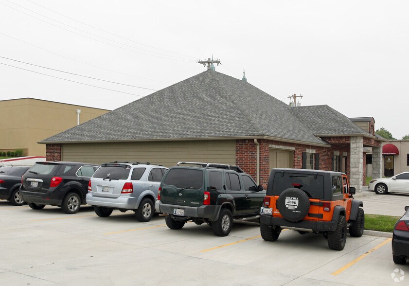 More Photos Of 305 N Beech Cir, Broken Arrow Office For Lease