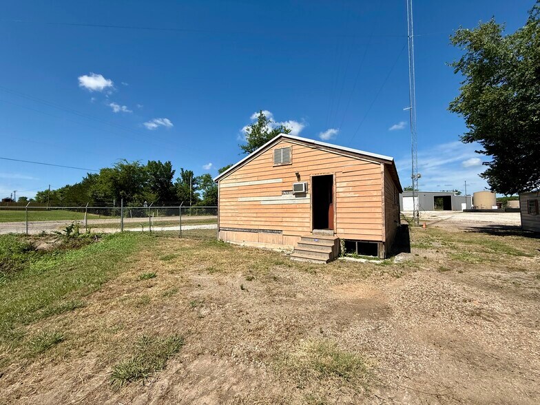 More Photos Of 836 Farm 71 rd, Talco Industrial For Sale