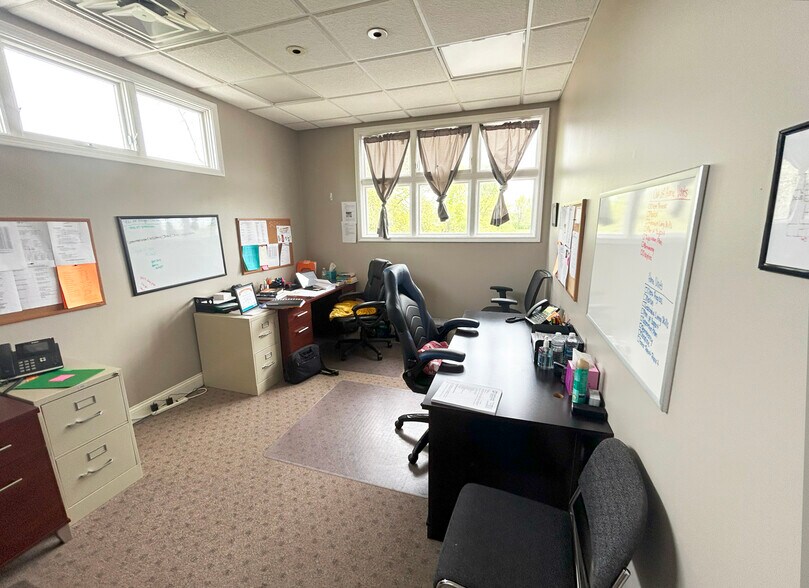 More Photos Of 1721 McIntosh Dr, Bowling Green Office For Sale