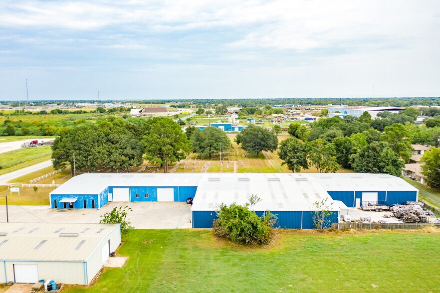 More Photos Of 601 S Meadow Ln, El Campo Warehouse For Lease