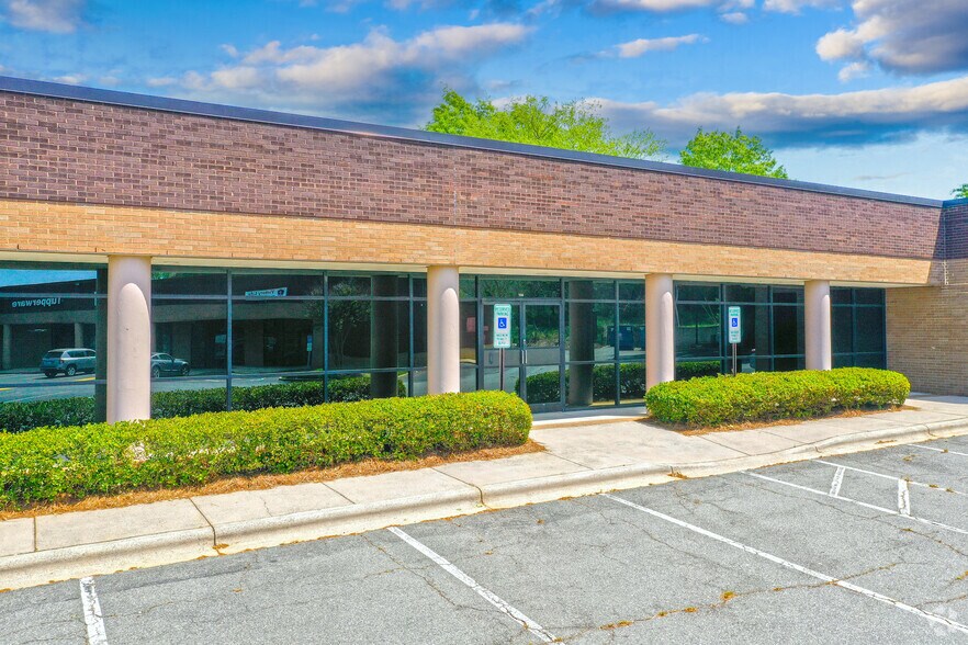 More Photos Of 814 Tyvola Rd, Charlotte Unknown For Lease