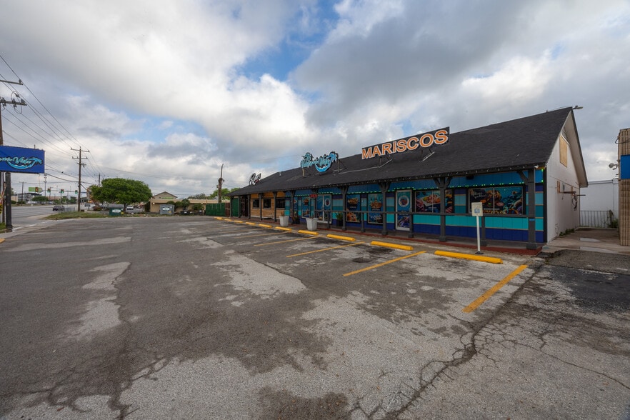 More Photos Of 7911 Culebra Rd, San Antonio Restaurant For Sale