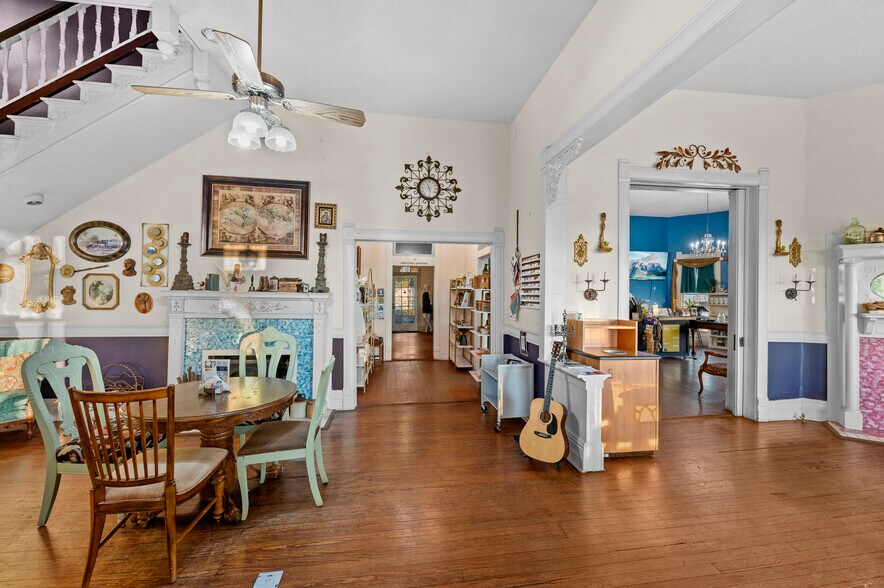 More Photos Of 202 N Newsom St, Mineola General Retail For Sale