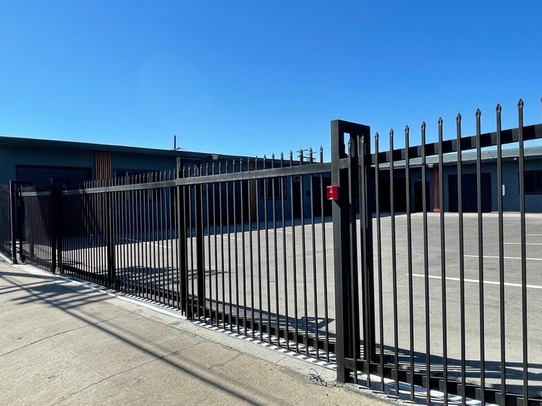 More Photos Of 15922 Strathern St, Van Nuys Warehouse For Lease