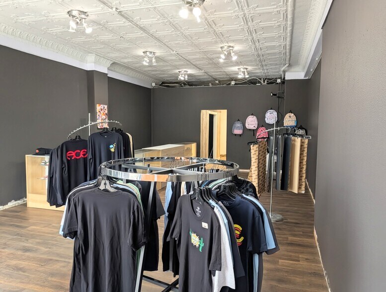 More Photos Of 10 S Main St, Clawson Storefront For Lease