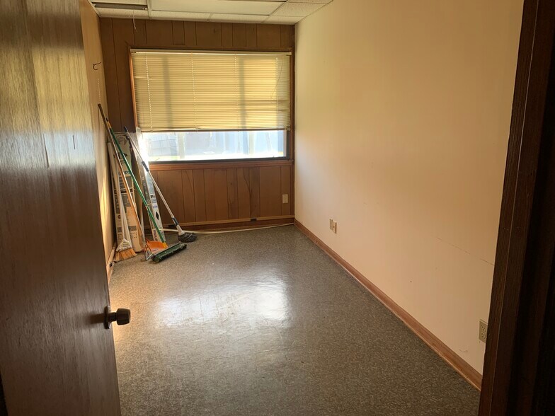 More Photos Of 1321 US Hwy 41 N, Calhoun Office For Lease