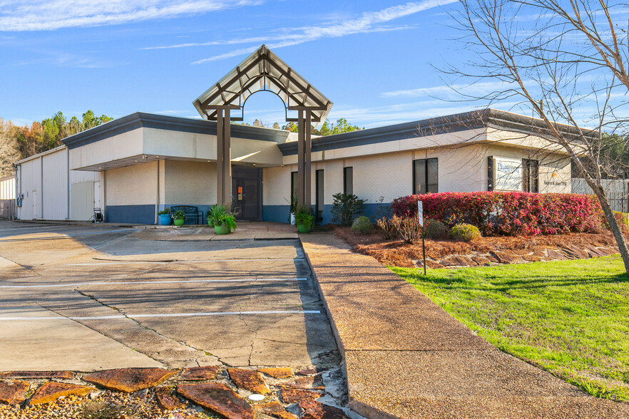 Primary Photo Of 1293 Old Fannin Rd, Brandon Veterinarian Kennel For Sale