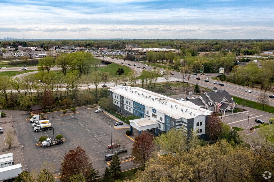 More Photos Of 970 Helena Ave N, Oakdale Hotel For Sale