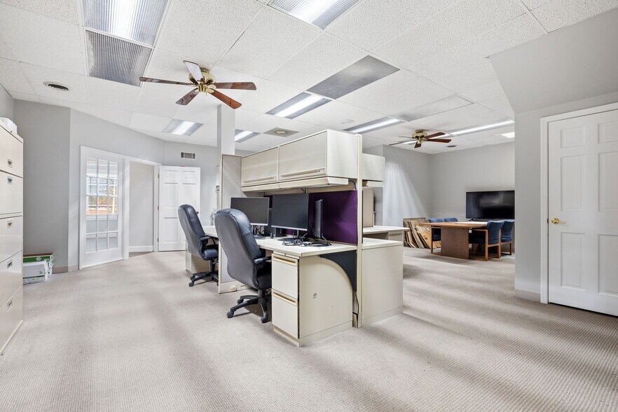 More Photos Of 611 W Jefferson St, Shorewood Medical For Lease