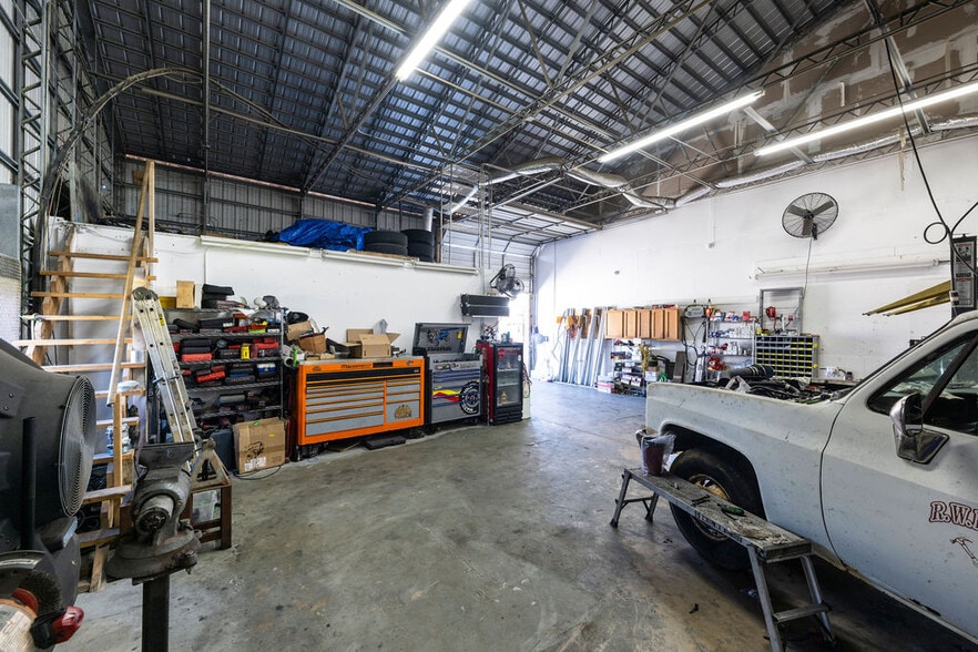 More Photos Of 1556-1578 SE South Niemeyer Cir, Port Saint Lucie Warehouse For Sale