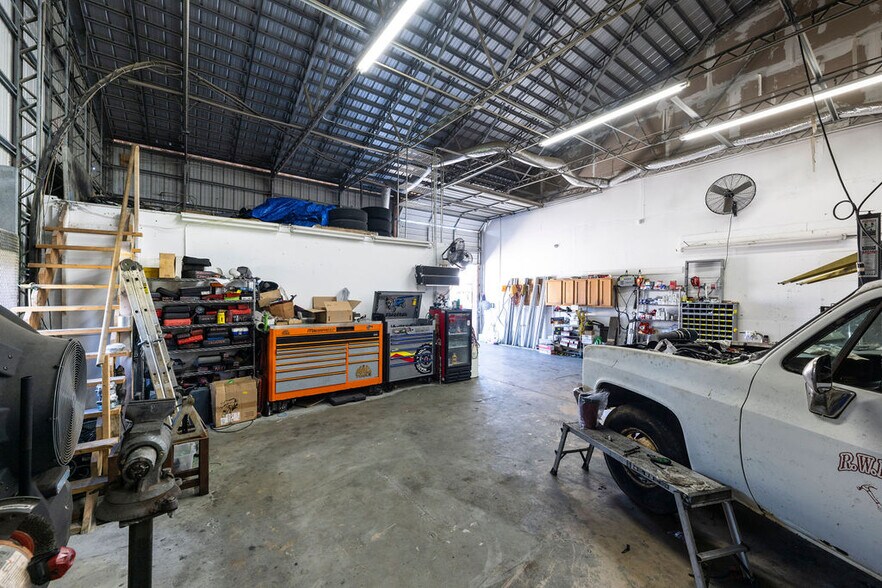More Photos Of 1556-1578 SE South Niemeyer Cir, Port Saint Lucie Warehouse For Sale