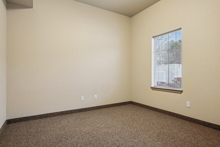 More Photos Of 1093 E Iron Eagle Dr, Eagle Medical For Lease