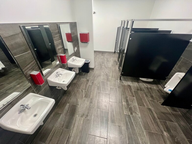 More Photos Of 2795 E 91st St, Tulsa Sports And Entertainment For Sale