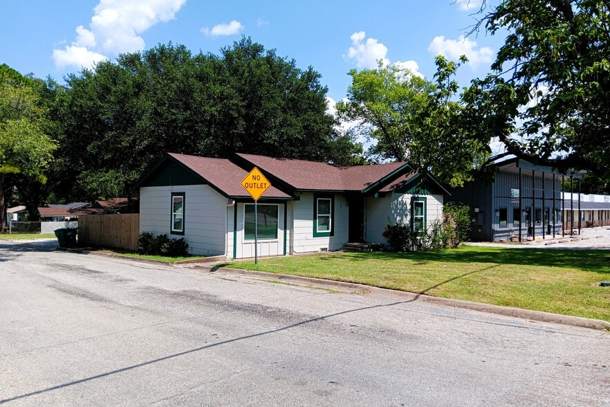 More Photos Of 2925 N Travis St, Sherman Office For Lease