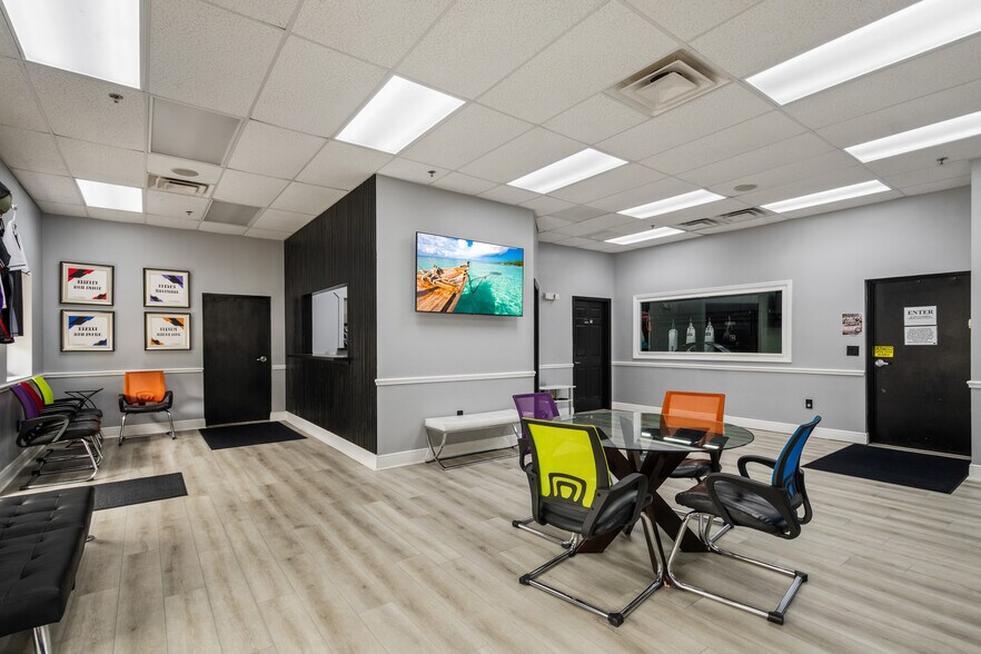 More Photos Of 300 Countyline Ct, Oakland Light Manufacturing For Lease